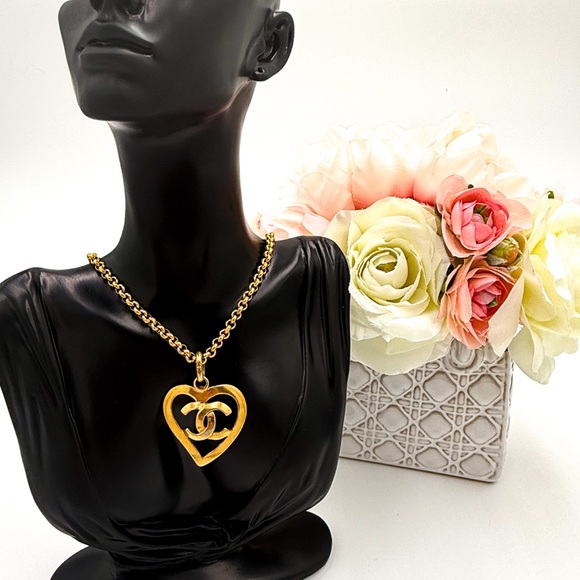 Chanel Vintage CC Gold Heart Pendant Necklace - Picture 1 of 6